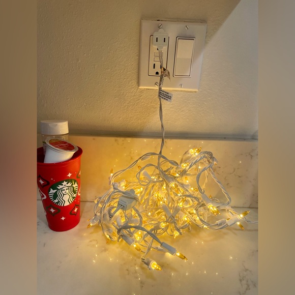 NWOT 100lt yellow icicle set white white plug 9 long 4 spacing 5.5 drop🎄🎆 - Picture 1 of 4